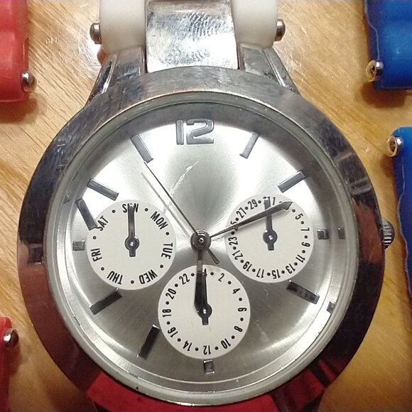 Watche - Picture 2 of 3